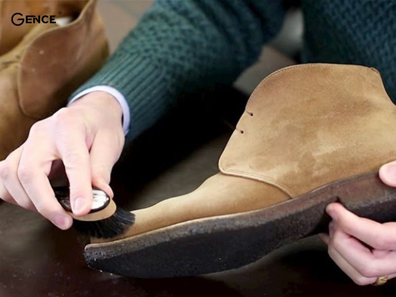 Vệ sinh thường xuyên giày chelsea để kéo dài tuổi thọ sản phẩm