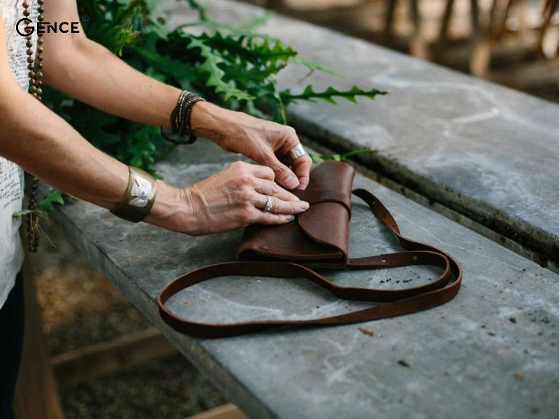 Thời tiết ẩm ướt tạo điều kiện cho vi khuẩn nấm mốc phát triển trên đồ da