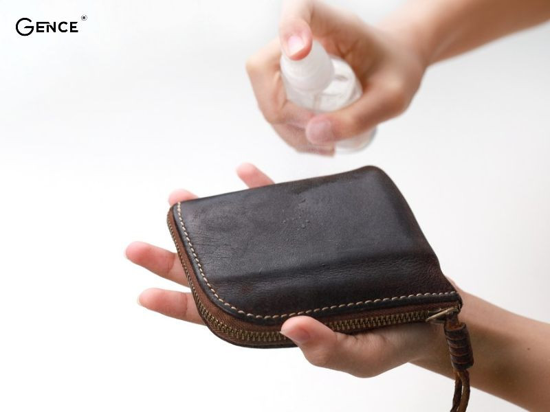 Sử dụng dung dịch làm sạch chuyên dụng an toàn đối với ví da