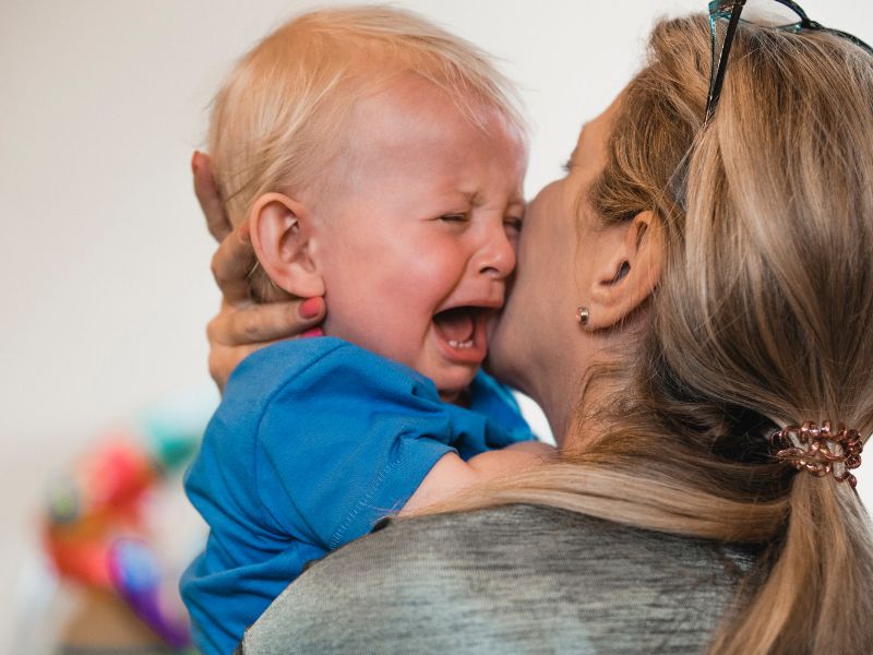 Bé thường quấy khóc, mất tập trung,..