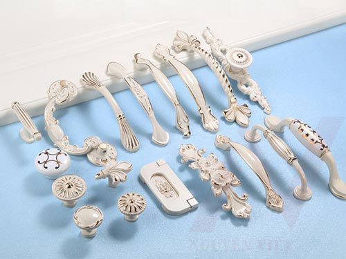 giới thiệu tay nắm cửa nhôm màu bạc