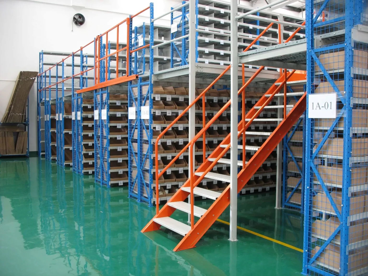 Kệ Sàn kết hợp Kệ trung bình tải trọng 300 kg/m2 / Mezzanine Racking System 300kg/m2 loading weight