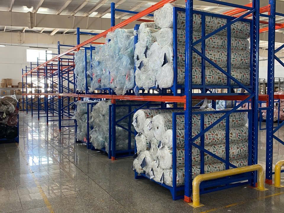 Kệ để hàng Selective 2 tầng hàng tải trọng 2tấn/tầng chứa cuộn vải kèm theo pallet sắt