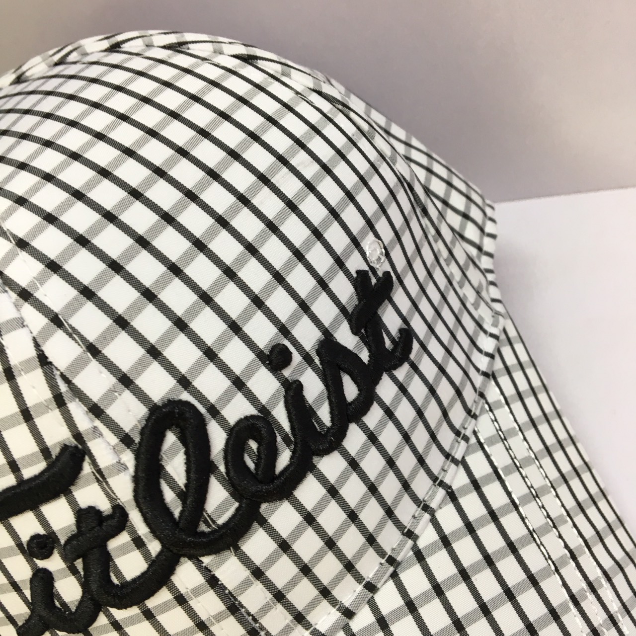 mũ golf kẻ titleist