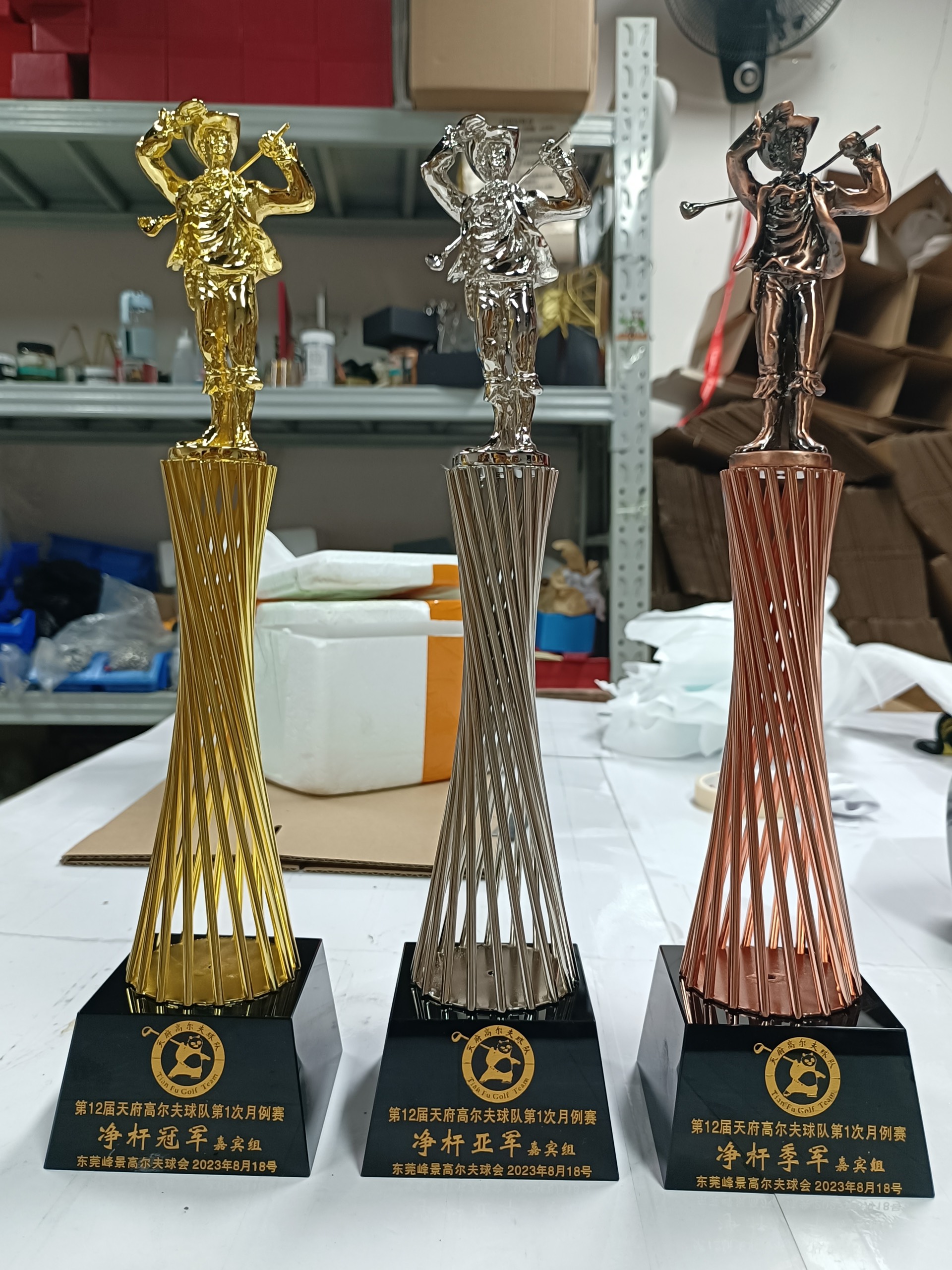 cúp người golf đế pha lê new  in tên miễn phí shop golf hồng nhung