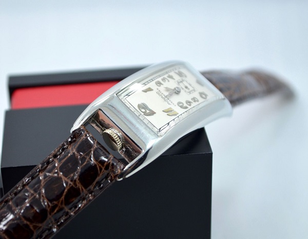 Đồng hồ Movado nữ mặt vuông