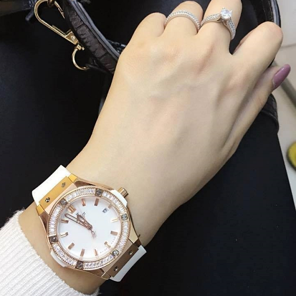 Cách đeo đồng hồ Hublot nữ