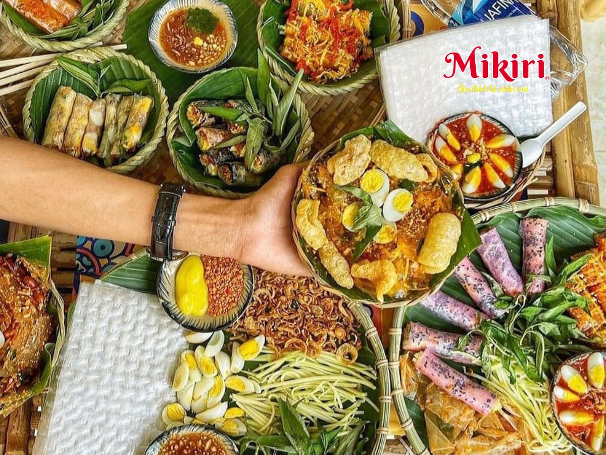 Món ăn vặt nổi tiếng - bánh tráng cuộn