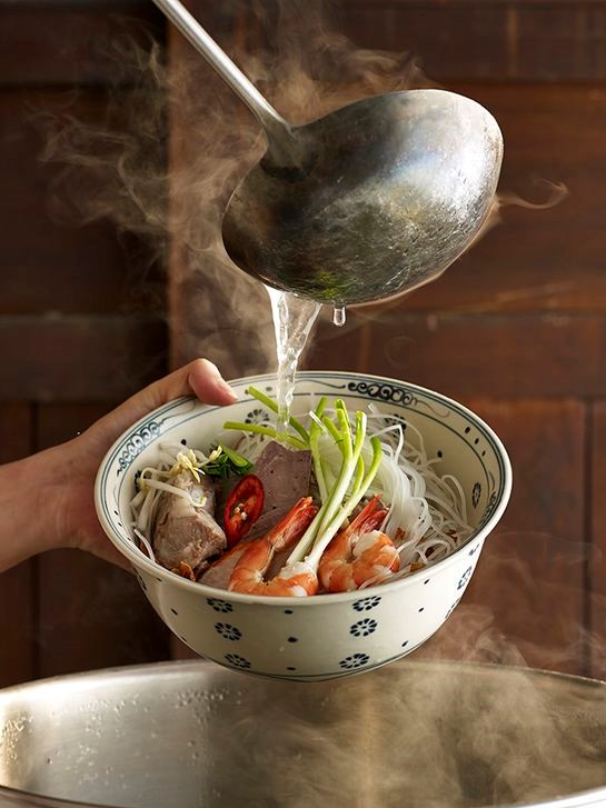 Hủ tiếu cùng nước dùng trong veo đậm đà