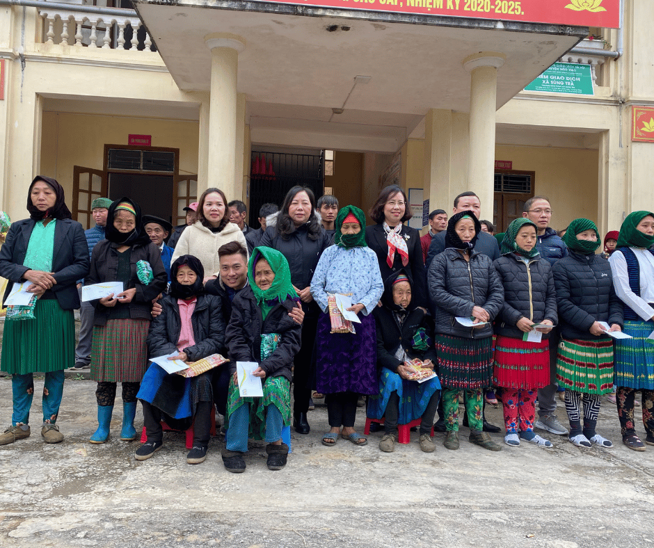 Mang quà Tết đến sớm với nông dân nghèo ở Hà Giang