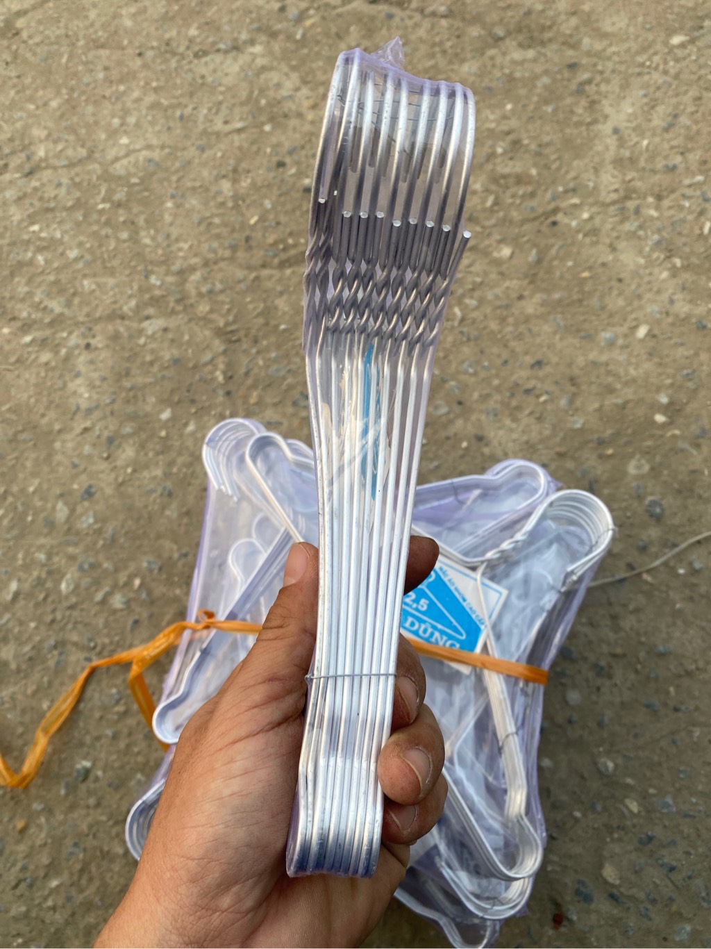 Móc nhôm trẻ nhỡ