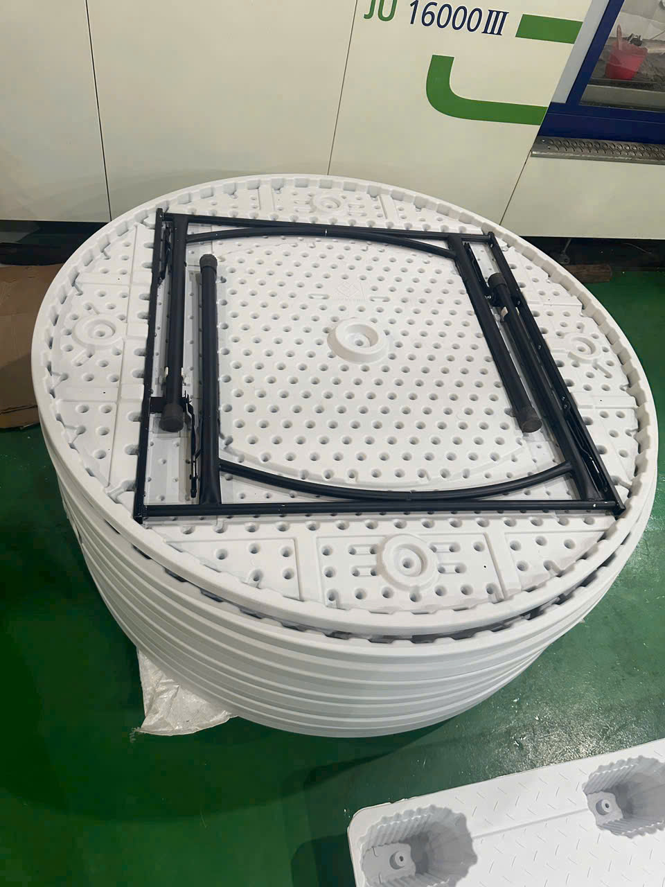 Bàn Nhựa Tròn Đường Kính 120cm - Vòng Chọn Hoàn Hảo Cho Gia Đình và Sự Kiện  chân liền kẽm tĩnh điện