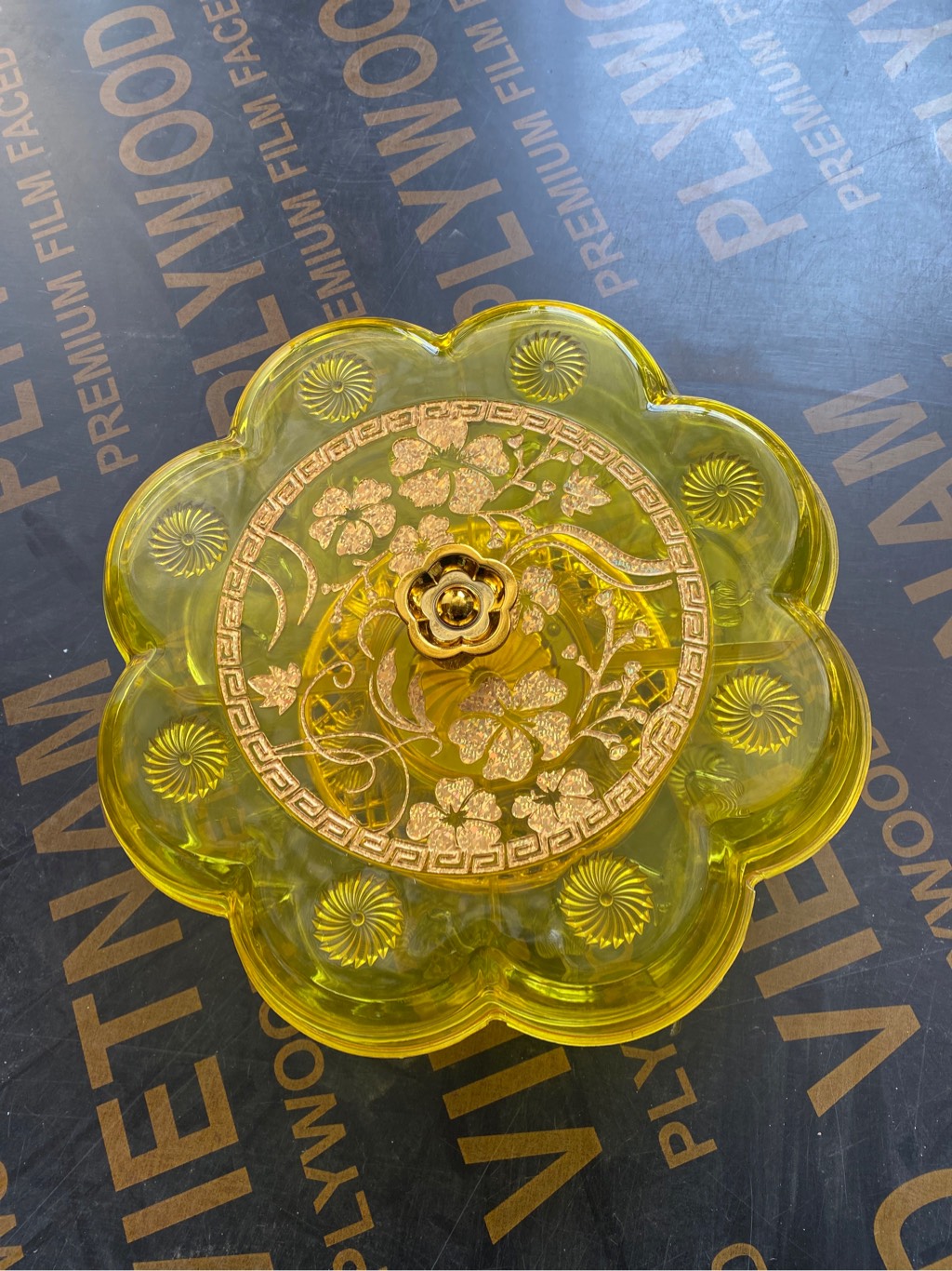 Mứt 8 cánh đế vàng TT