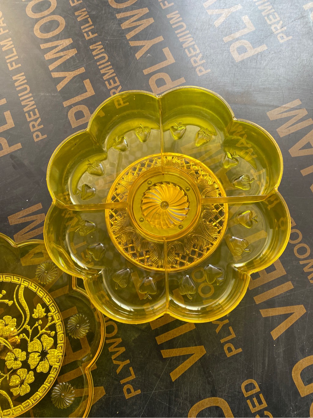 Mứt 8 cánh đế vàng TT