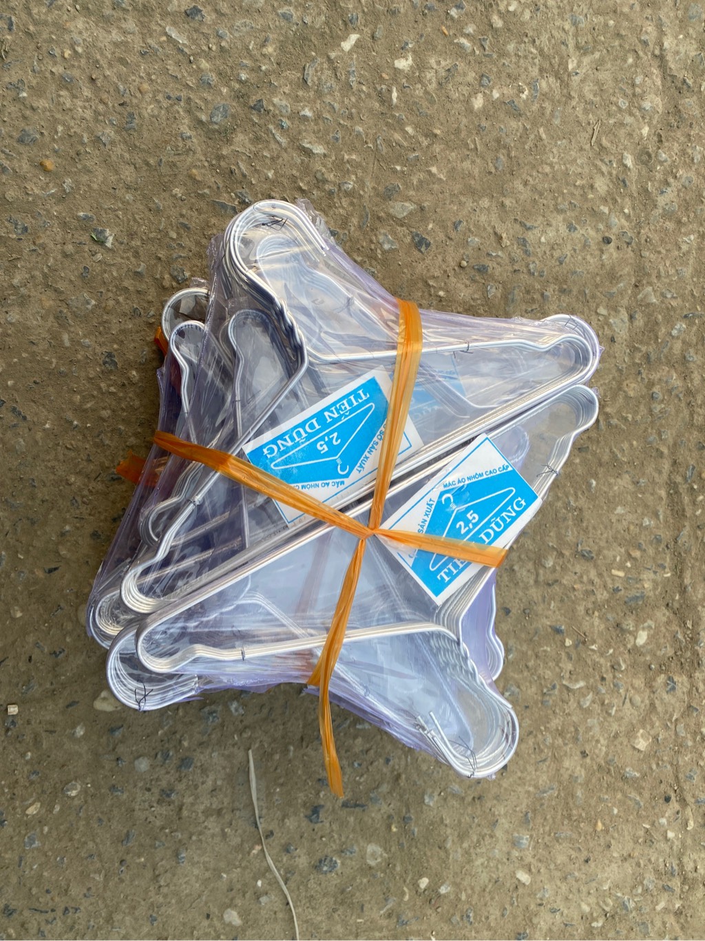Móc nhôm trẻ nhỡ
