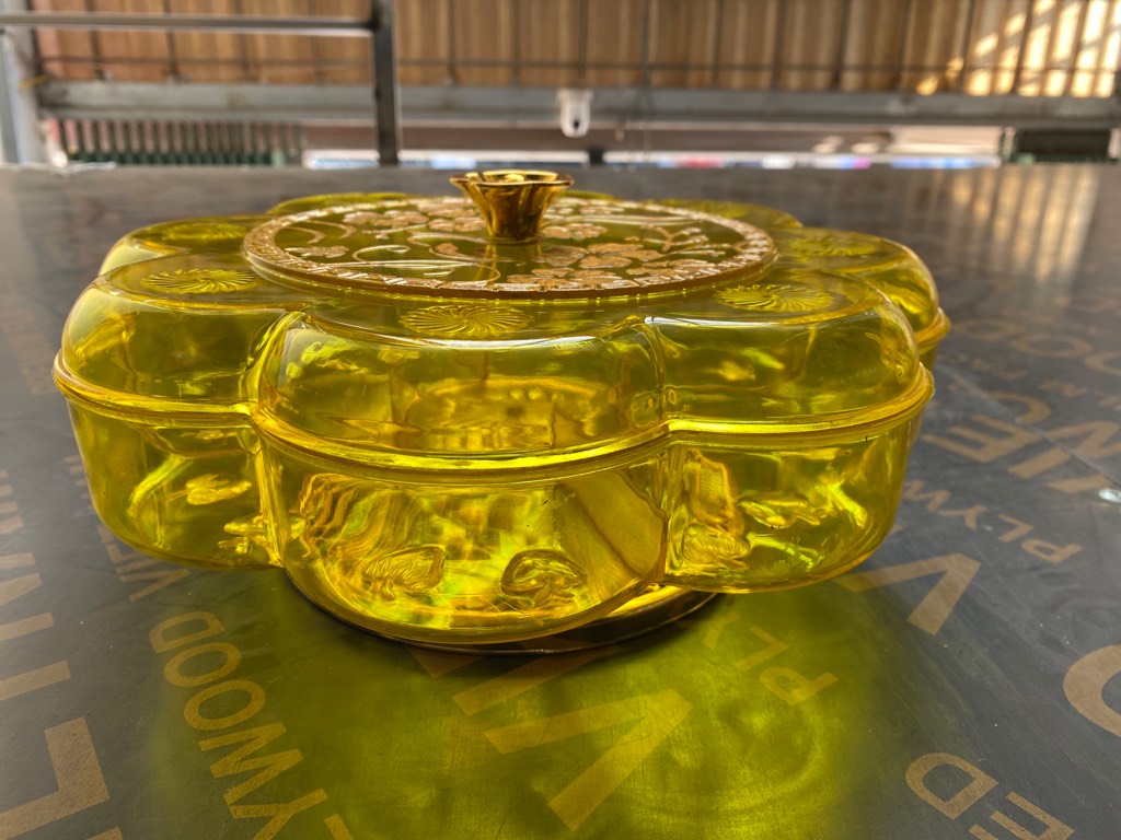 Mứt 8 cánh đế vàng TT