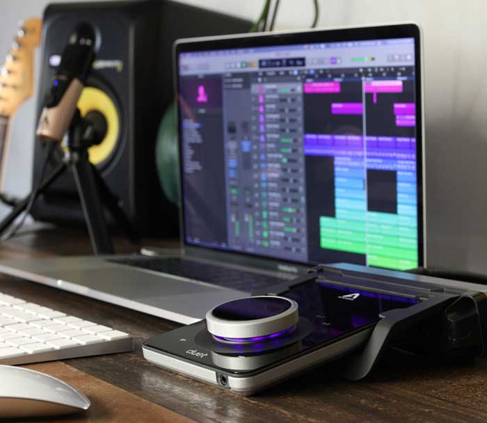 Sound Card Apogee Duet 3 đang được trưng bày trong phòng thu 