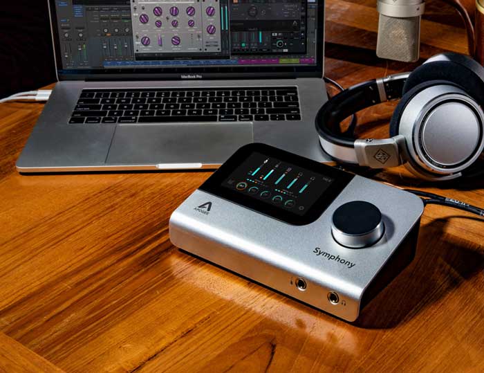 Sound Card Apogee Symphony có thiết kế hiện đại, với lớp vỏ nhôm cao cấp và màn hình hiển thị trực quan, sản phẩm này không chỉ là công cụ mà còn là tác phẩm nghệ thuật trong phòng thu của bạn.