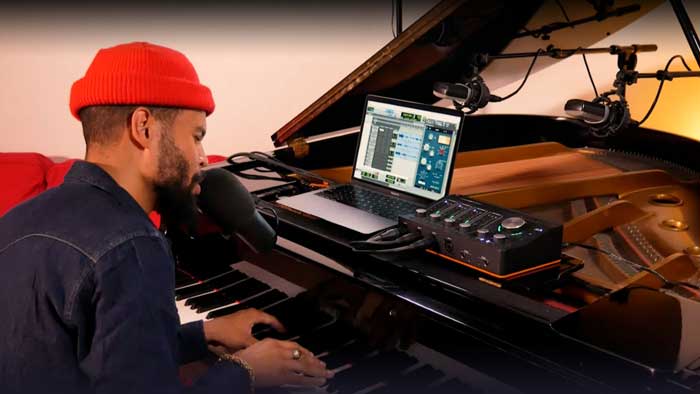 Sound Card Arturia AudioFuse Studio đang được sử dụng bởi nhạc sĩ 