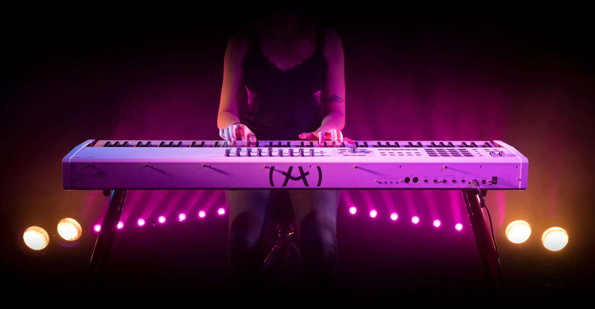 Midi Keyboard Arturia Keylab 88 MK2 đang được đánh bởi nghệ sĩ