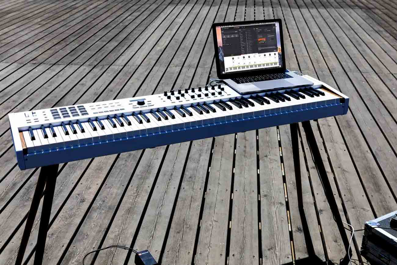 Midi Keyboard Arturia Keylab 88 MK2 còn có thể được sử dụng để trình diễn trên sân khấu lớn