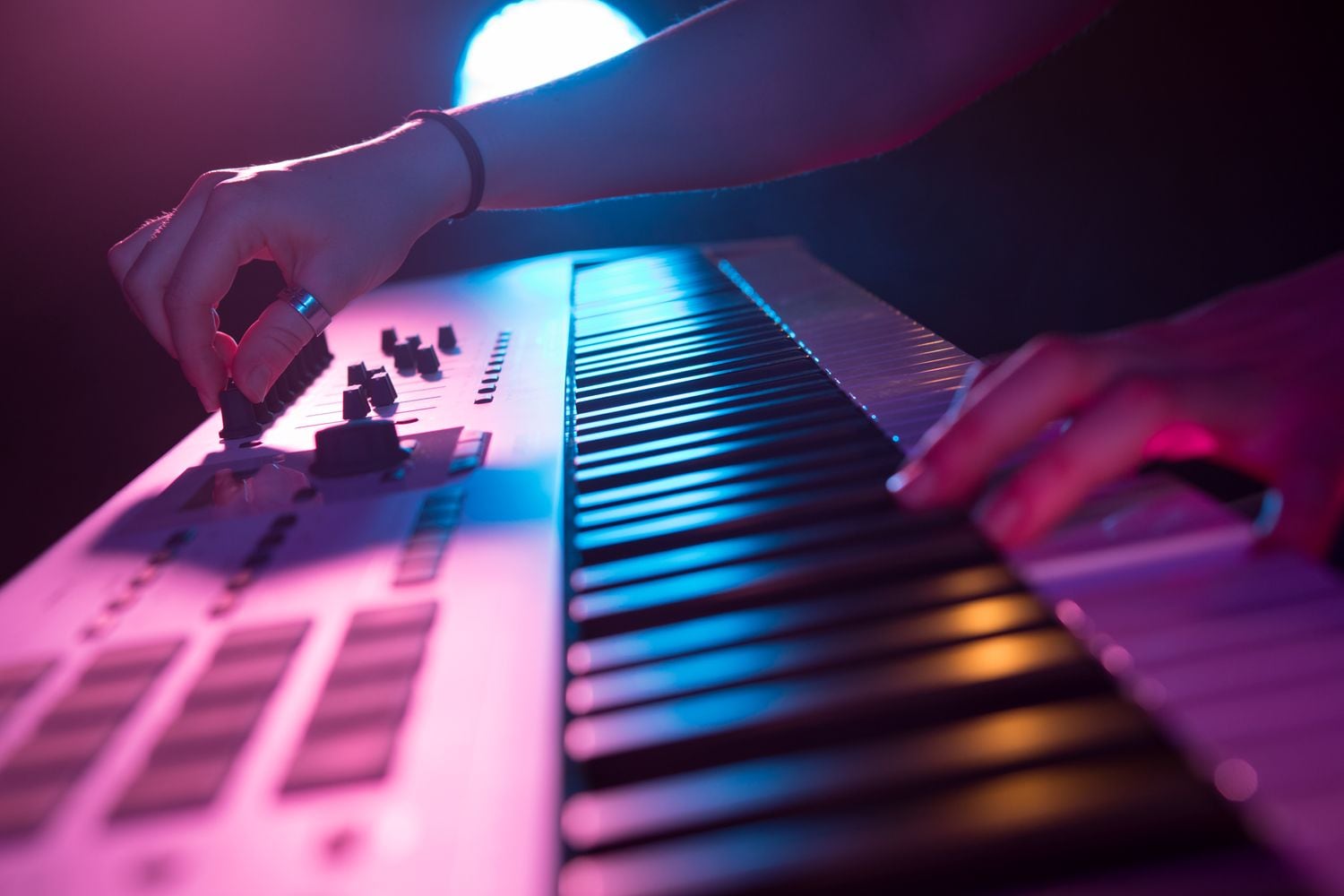Midi Keyboard Arturia Keylab 88 MK2 thiết kế núm vặm và phím đàn rất dễ tiếp cận