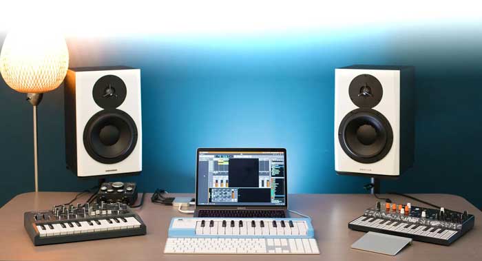 Một góc nhỏ trong phòng thu của em Keyboard controller Arturia MicroLAB 