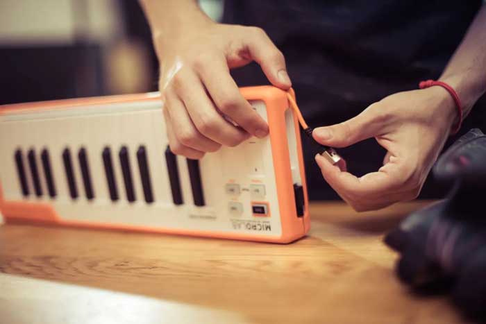 Keyboard controller Arturia MicroLAB Midi Controller đa dạng các cổng kết nối 