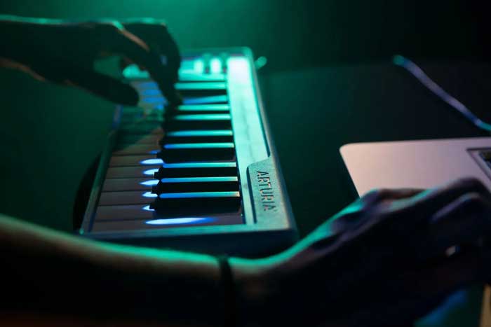 Keyboard controller Arturia MicroLAB Midi Controller tích hợp được với nhiều thiết bị