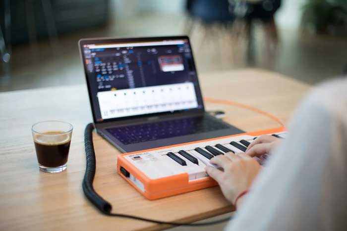 Keyboard controller Arturia MicroLAB thiết kế nhỏ gọn, giúp bạn dễ dàng mang theo làm việc ở mọi nơi 