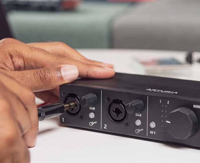 Thiết kế một đầu vào và hai đầu ra Sound Card Arturia MiniFuse 1 phù hợp cho việc thu âm cơ bản, giúp kết nối micro, guitar, hay các thiết bị nhạc cụ khác vào máy tính dễ dàng