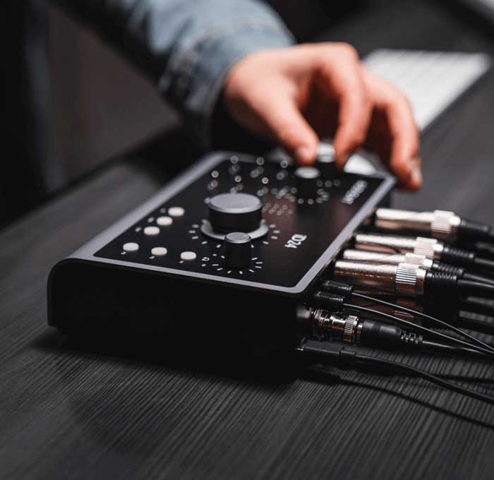 Sound Card Thu Âm Audient ID24 MK2 có một số cổng kết nối tiện lợi khác, giúp bạn dễ dàng kết nối với các thiết bị khác như máy tính, keyboard MIDI, hay các thiết bị âm thanh khác.