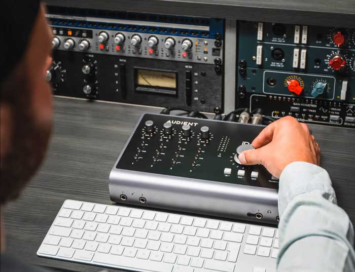 Sound Card Thu Âm Audient ID44 MK2 có núm xoay hiện đại mang lại trải nghiệm tuyệt vời cho kỹ thuật viên