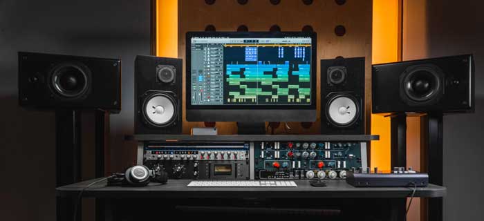 Sound Card Thu Âm Audient ID44 MK2 đang được trưng bày trong phòng thu chuyên nghiệp