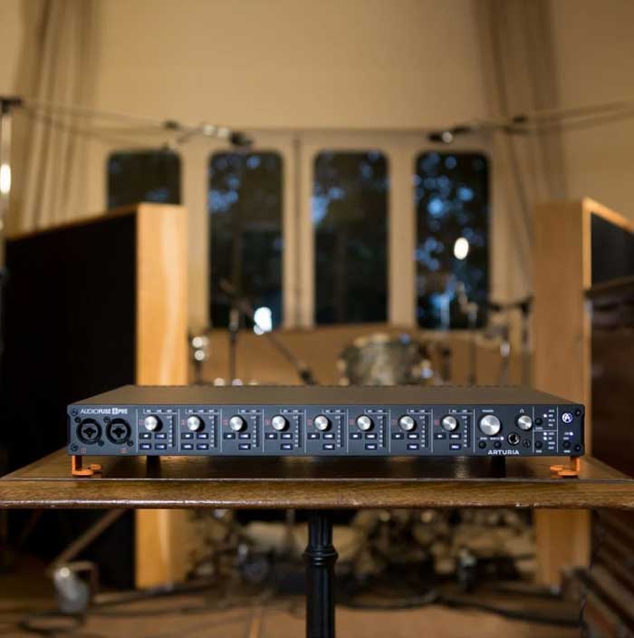 Sound Card Arturia AudioFuse 8Pre đang được trưng bày trên mặt bàn