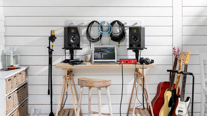 Sound card Focusrite Clarett+ 2Pre đang được sử dụng cho phòng thu tại nhà