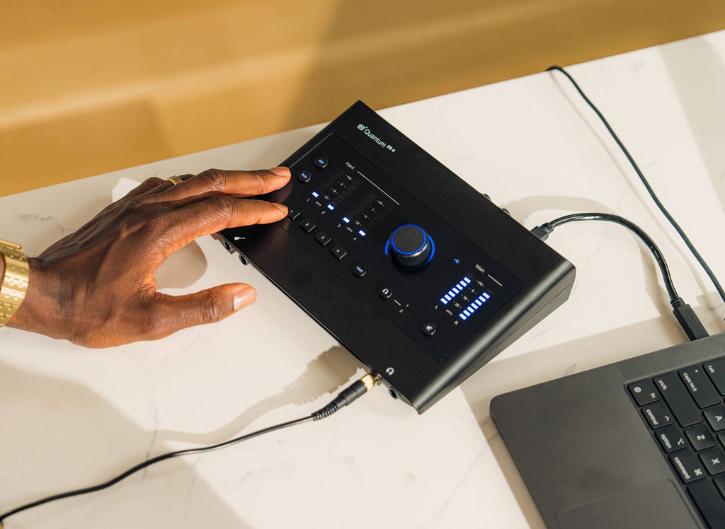 Sound Card Thu Âm PreSonus Quantum ES 4 đang được sử dụng bởi kỹ thuật viên