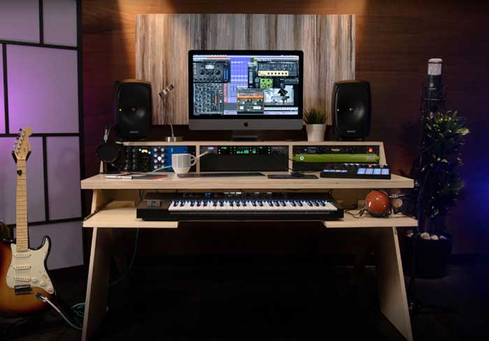 Sound Card Avid Pro Tools Carbon đang được trưng bày trong phòng thu 