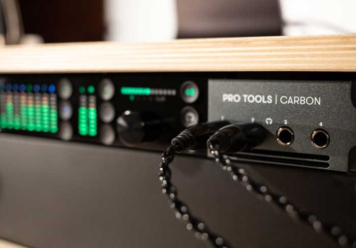 Sound Card Avid Pro Tools Carbon 25 đầu vào và 34 đầu ra cho phép bạn kết nối với nhiều thiết bị mà không gặp sự cố nào