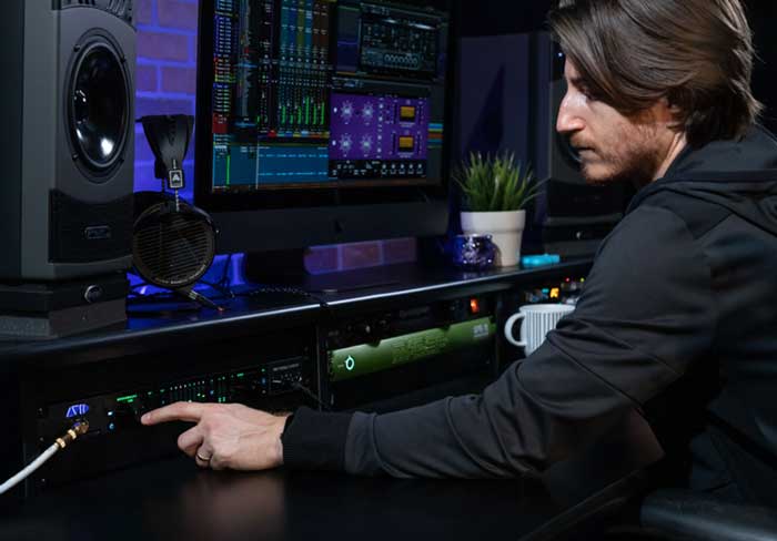 Sound Card Avid Pro Tools Carbon đang được sử dụng bởi kỹ thuật viên 