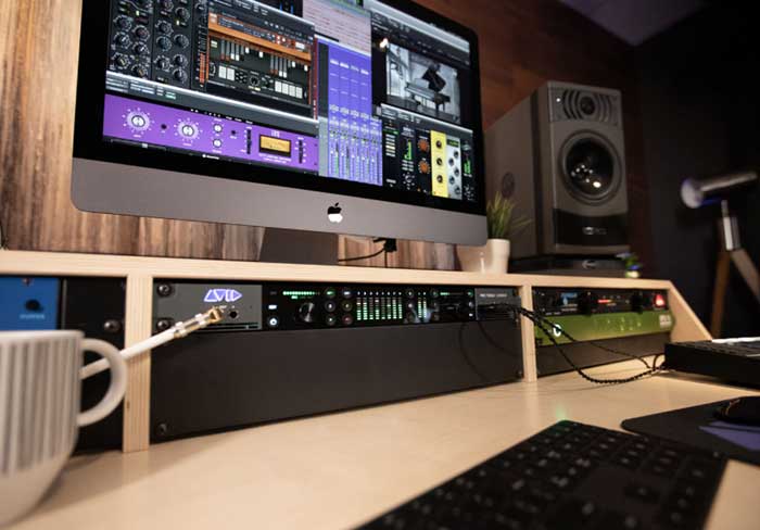 Sound Card Avid Pro Tools Carbon cung cấp  bộ chuyển đổi 24-bit/192kHz, sound card này mang đến âm thanh sống động, chi tiết, rõ ràng, giúp các producer và nhạc sĩ tái tạo âm thanh chất lượng cao nhất trong các bản thu.