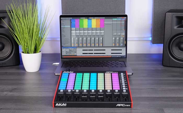 Bàn Điều khiển Akai APC Mini MK2 đang được sử dụng trong phòng thu 
