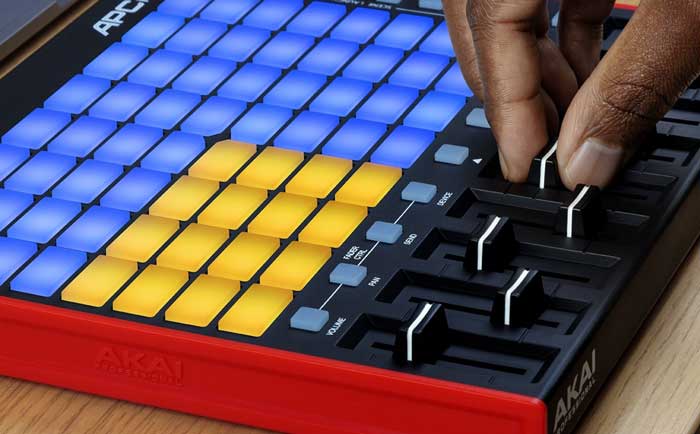 Bàn Điều khiển Akai APC Mini MK2 có các nút pad hiệu ứng và fader hiện đại dễ dàng sử dụng