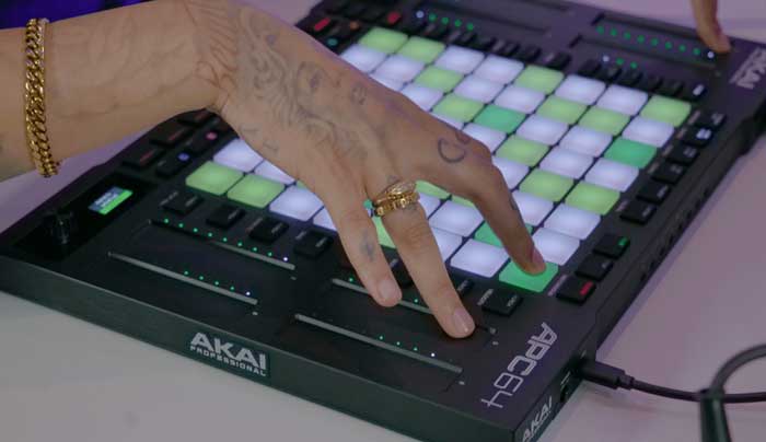 Bàn Điều khiển Akai APC64 có các nút hiệu ứng vượt trội 
