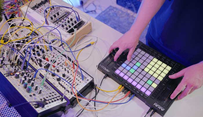 Bàn Điều khiển Akai APC64 Lưới LED nhạy bén, fader cảm ứng mượt mà, cộng thêm synthesizer độc lập giúp thiết bị này trở nên vượt trội so với các đối thủ trên thị trường
