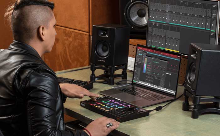 Bàn Điều khiển Midi Akai MPC Studio đang được các nhạc sĩ sử dụng