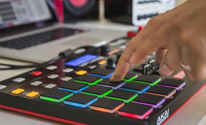Bàn Điều Khiển Akai MPD232 Step Sequencer đang được sử dụng bởi nhạc sĩ 
