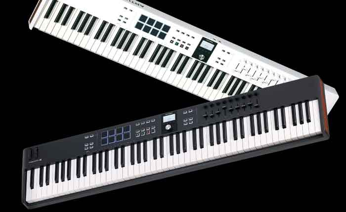 Arturia KeyLab 88 MK3 - 88 Phím hình đang được miêu tả chi tiết thiết kế một bản màu trắng và một bản màu đen (KeyLab 88 MkII hiện có hai phiên bản màu như vậy