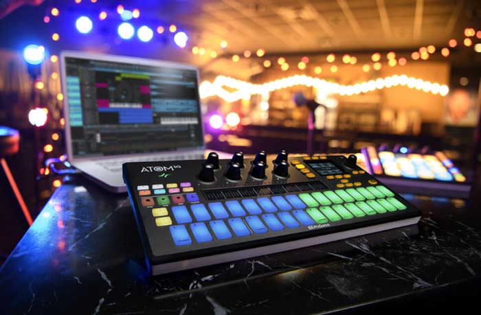 Bàn Điều Khiển Midi PreSonus ATOM SQ đang được sử dụng để tạo ra âm nhạc 
