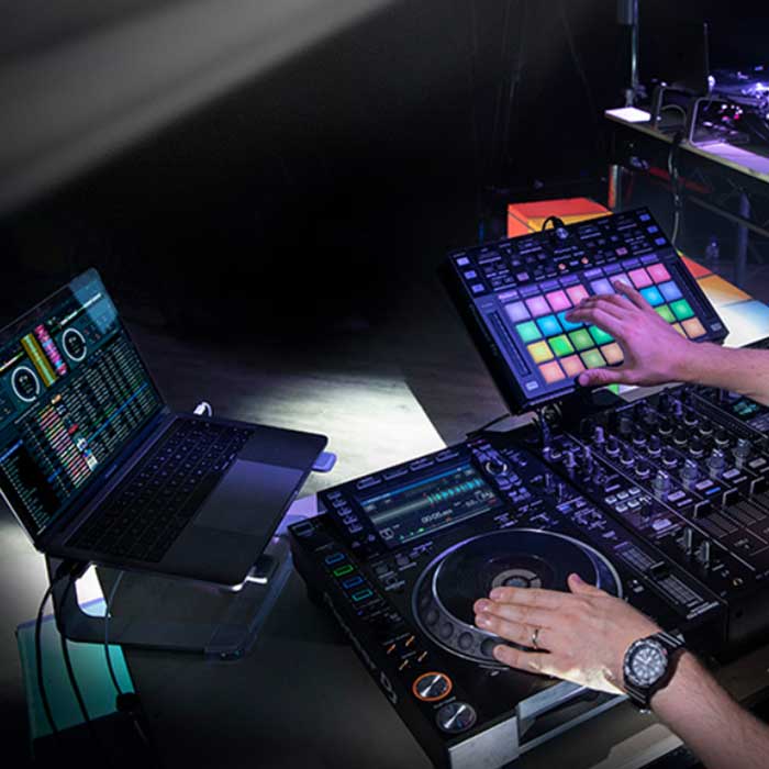 Bàn điều khiển Pioneer DJ DDJ XP2 có thể tích hợp với nhiều thiết bị và phần mềm 